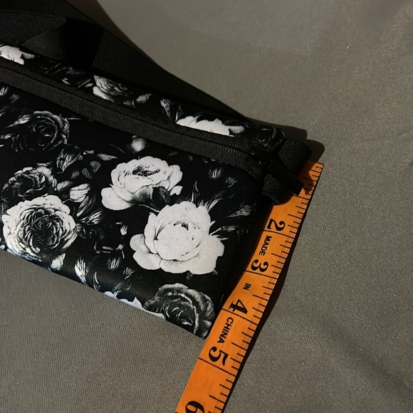 NWOT Black with white roses flat fanny pouch/belt bag - Picture 3 of 6